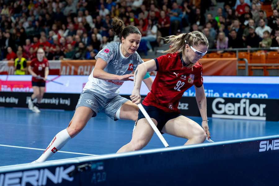 Keprtová (v červeném) v souboji s Gerigovou. Keprtová (v červeném) v souboji s Gerigovou.