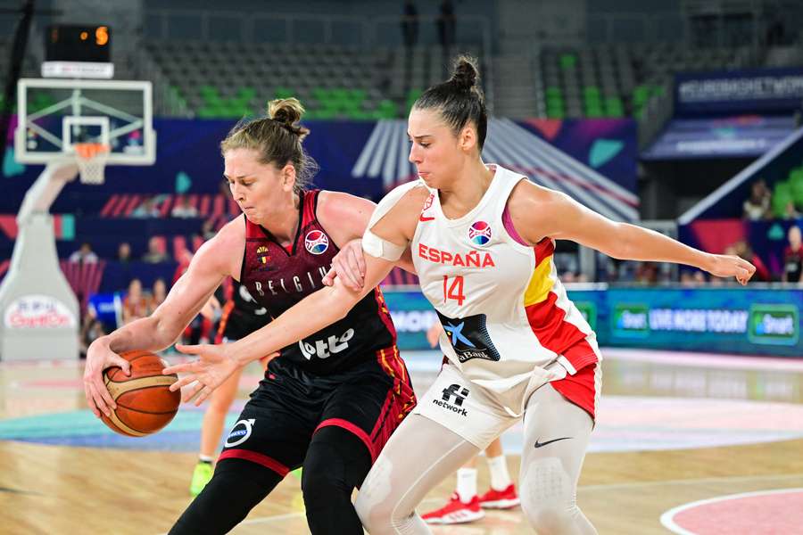 Emma Messemann y Raquel Carrera en la final del Eurobasket de 2023