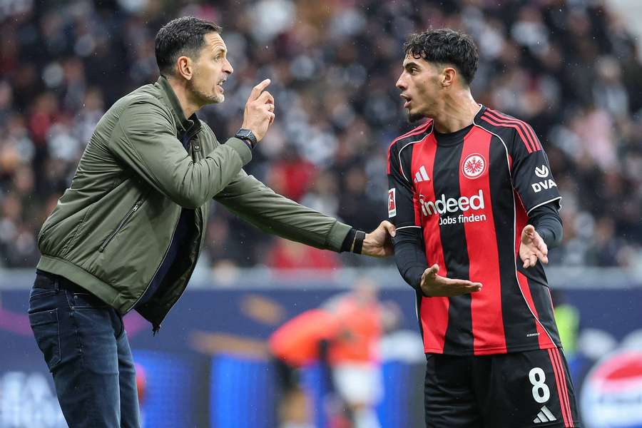 Trainer Toppmöller (l.) im Gespräch mit Fares Chaibi (r.) Trainer Toppmöller (l.) im Gespräch mit Fares Chaibi (r.)