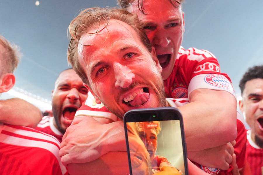 Harry Kane é celebrado pelos companheiros de Bayern de Munique Harry Kane é celebrado pelos companheiros de Bayern de Munique