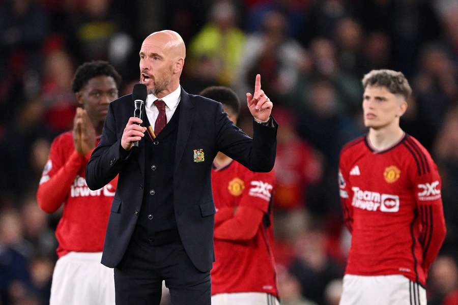 Erik ten Hag tijdens zijn speech voor de Manchester United-fans