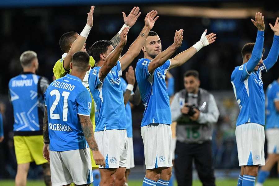 Naples a battu Côme et a conforté sa première place de Serie A vendredi. 