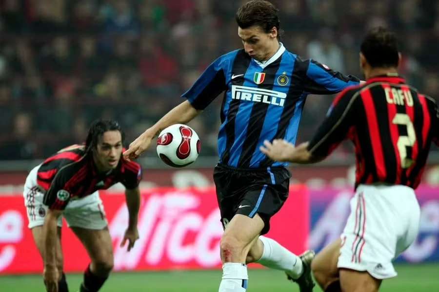 Ibrahimovic em 2006, contra o AC Milan, que agora representa