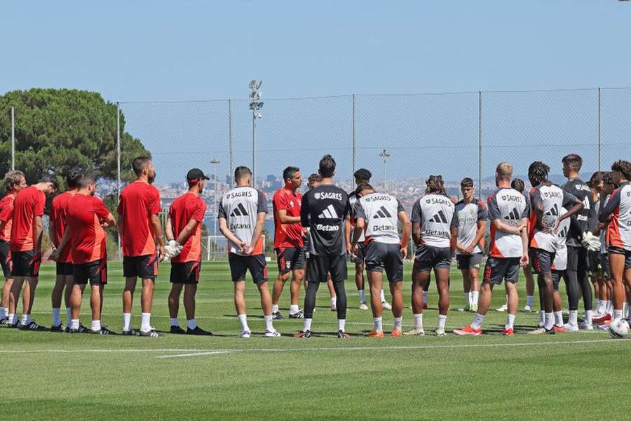 Nélson Veríssimo com o plantel do Benfica B no primeiro treino da época