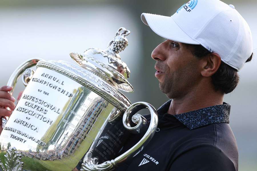Aaron Rai segura o troféu Aaron Rai segura o troféu