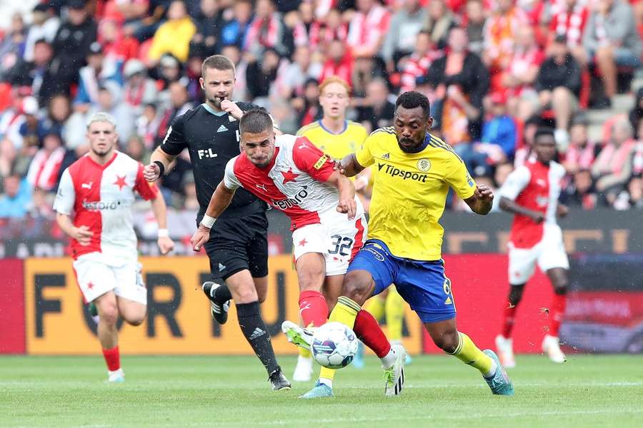 Sudí Pavel Orel (v černém) chyboval v utkání Slavie se Zlínem.