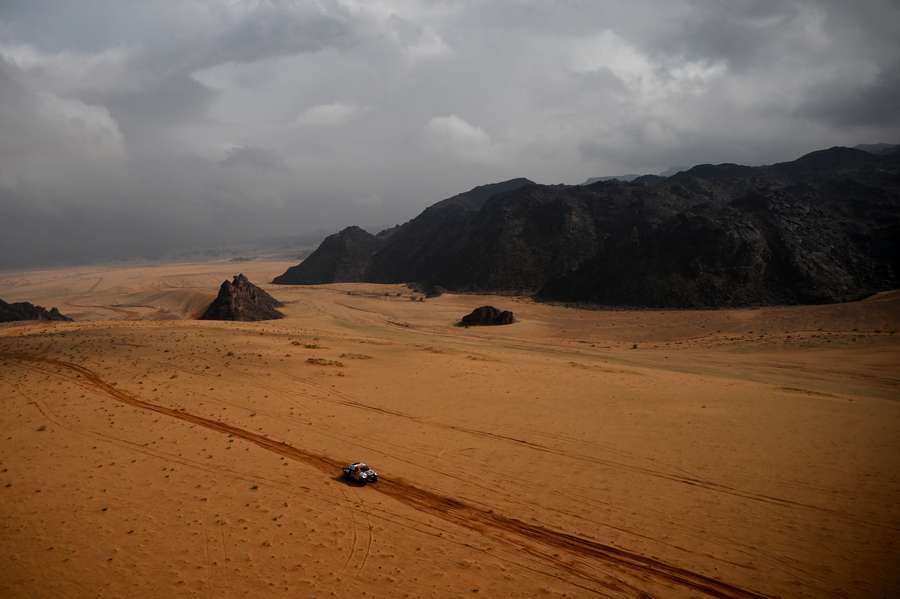 Nasser Al-Attiyah continua a dominar nos carros