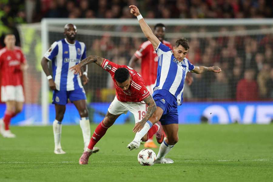 Fatalny błąd Bednarka przesądził o awansie Nottingham, Porto pokonane