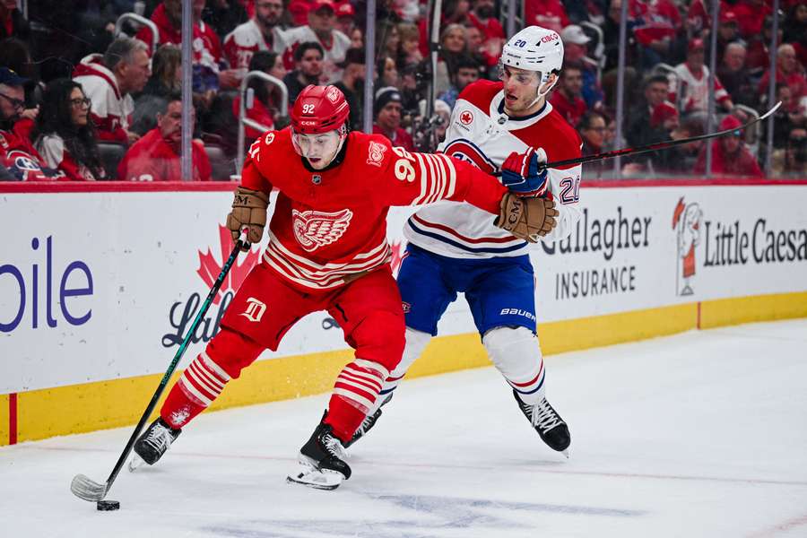 Slafkovský v súboji s Marcom Kasperom.