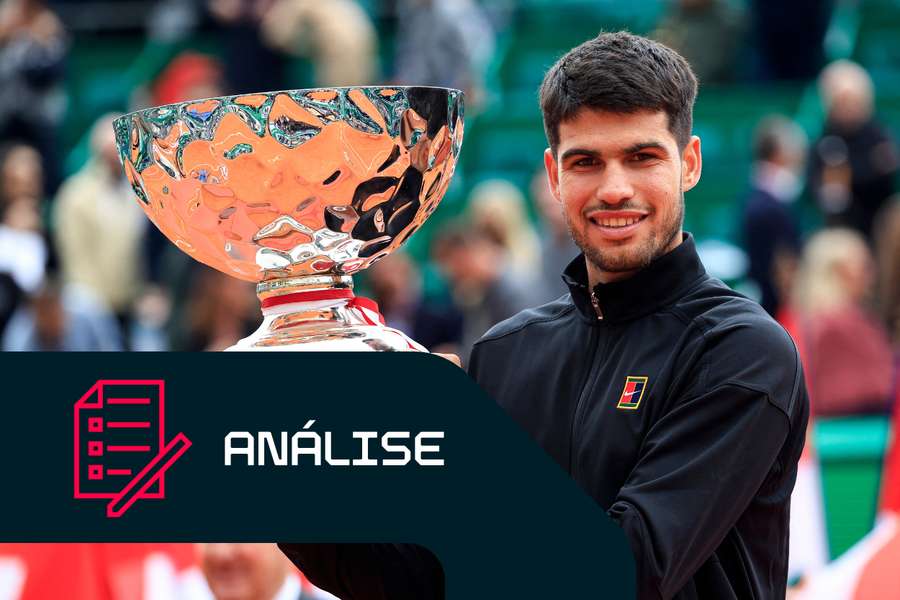 Alcaraz festeja com o troféu depois de ganhar o seu primeiro título no Masters de Monte-Carlo