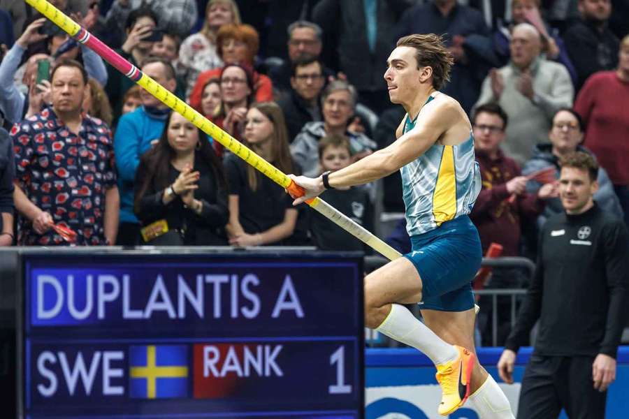 Armand Duplantis bude znovu útočit na světový rekord.