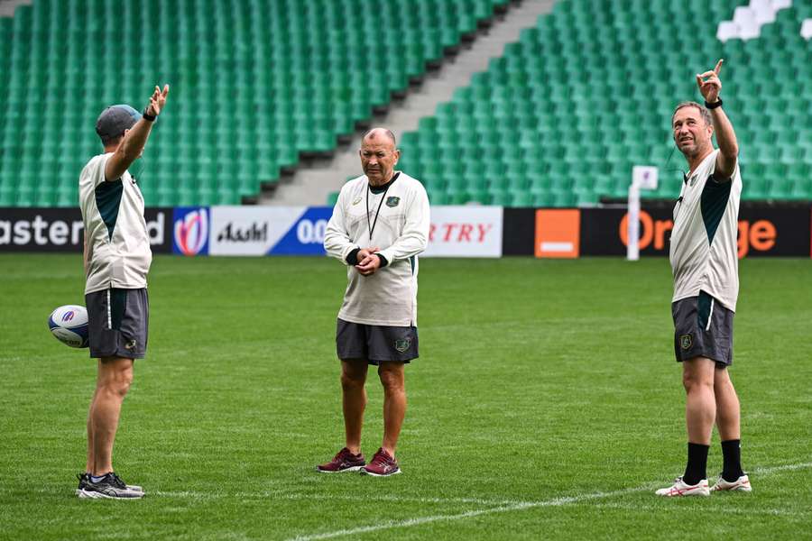 Eddie Jones, au centre, aux côtés de Pierre-Henry Broncan, à droite, en septembre 2023.