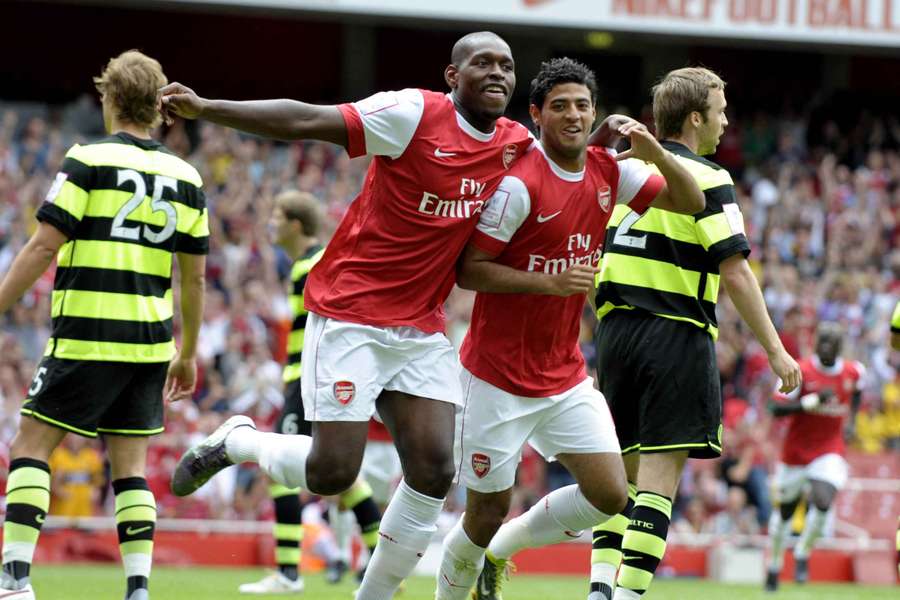 Jay Emmanuel-Thomas, alături de Carlos Vela, în perioada în care evoluau pentru Arsenal, în 2010