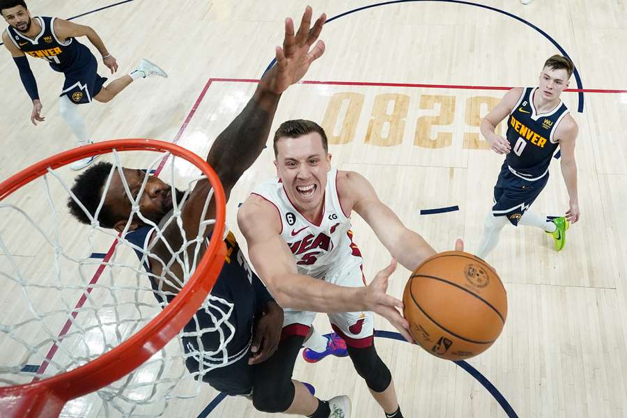 Duncan Robinson se dirige vers le panier.