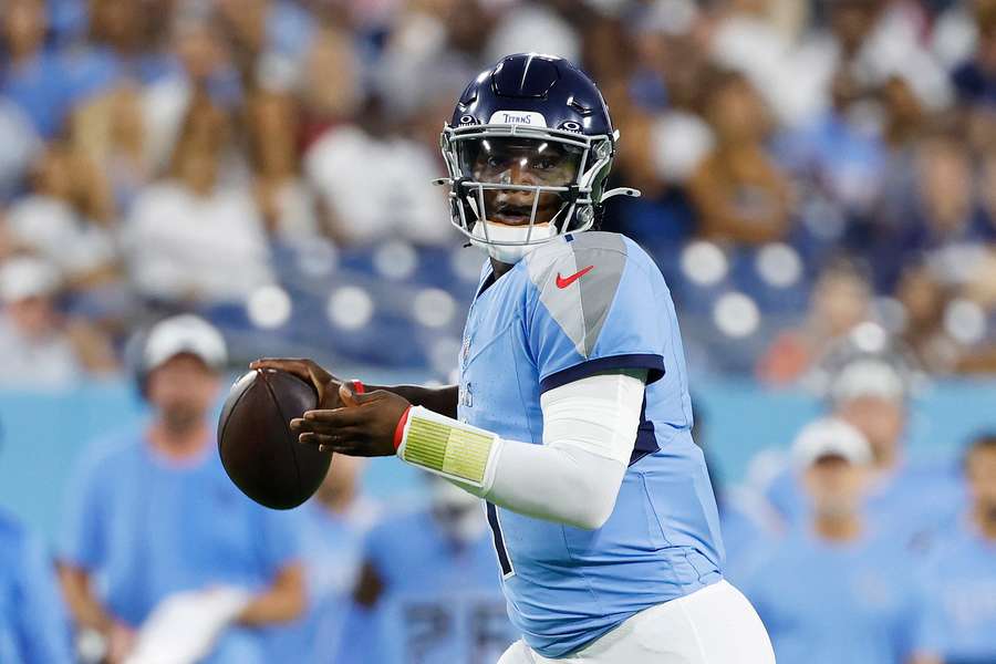 El QB novato de los Titans Cam Ward lanza un pase durante un partido de pretemporada (2025)