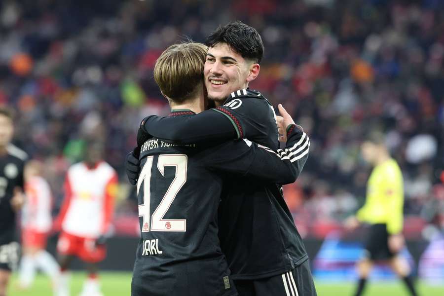 Chávez und Karl schossen zusammen drei der fünf Tore. Chávez und Karl schossen zusammen drei der fünf Tore.