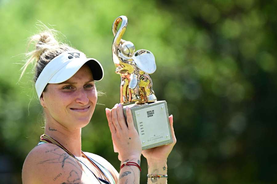 Vondrousova et son trophée.