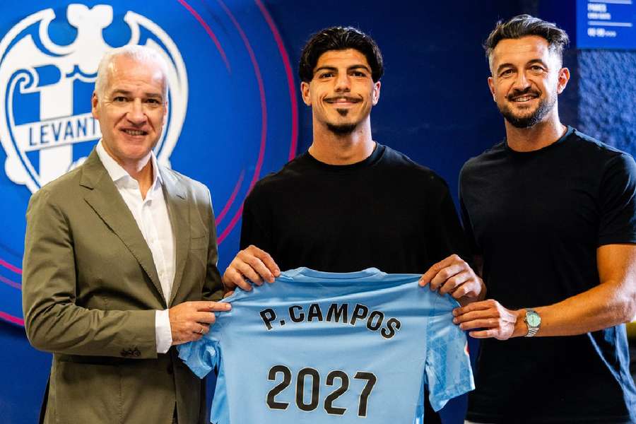 Pablo Campos, sonriente con su renovación con el Levante