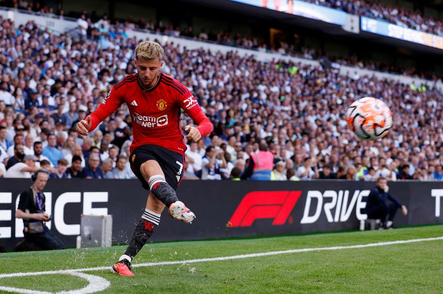 Mason Mount execută un corner pentru Manchester United pe stadionul Tottenham Hotspur