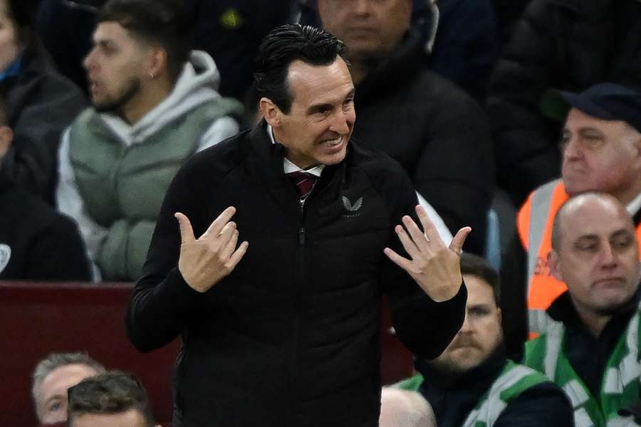 O treinador espanhol do Aston Villa, Unai Emery, gesticula na linha de fundo