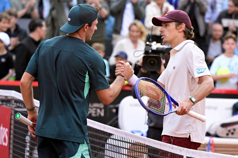 Tommy Paul (izq.) saluda a Alex de Minaur tras el partido Tommy Paul (izq.) saluda a Alex de Minaur tras el partido