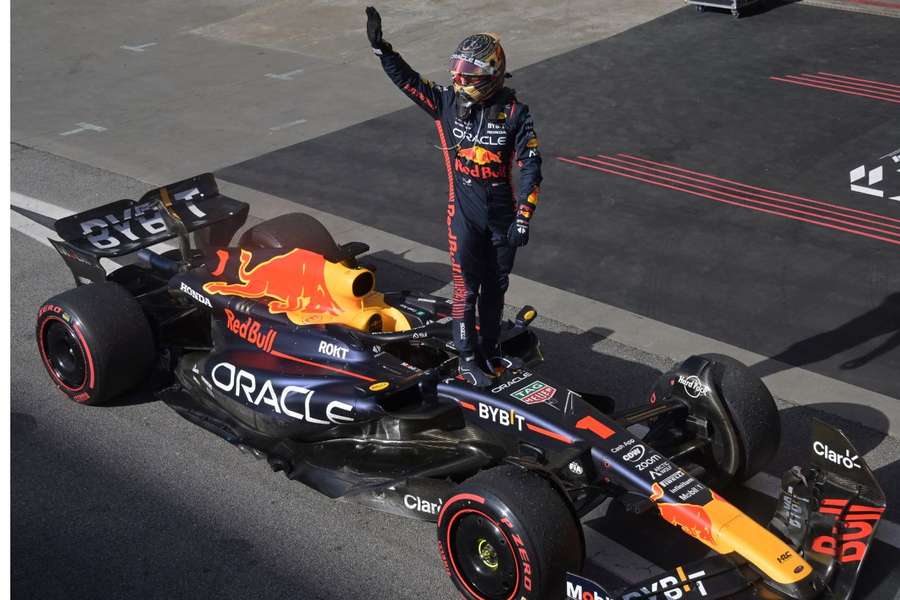 Max Verstappen świętujący triumf w Brazylii