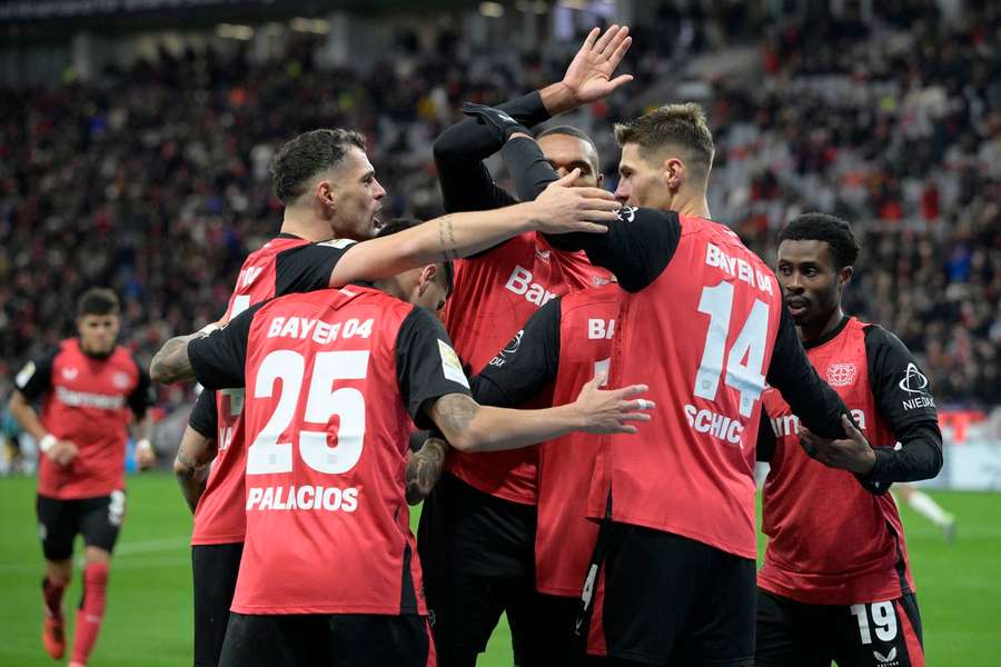 Jogadores do Bayer celebram triunfo