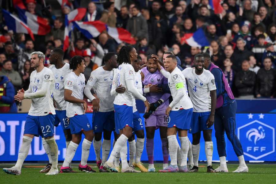 Los jugadores celebran uno de los cuatro goles