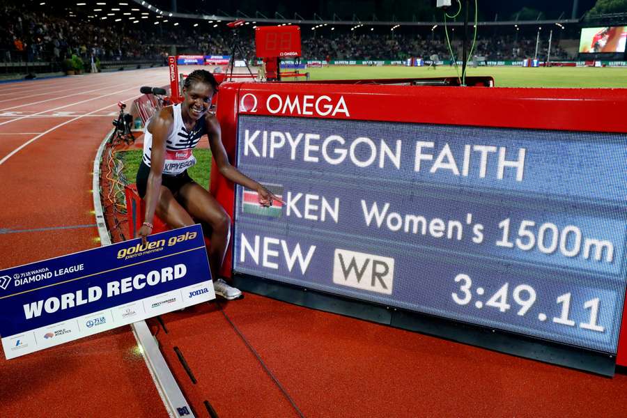 Faith Kipyegonová oslavuje svoj svetový rekord vo Florencii.