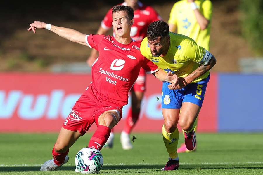 Sander Kartum van Brann in duel met FC Arouca's David Simao