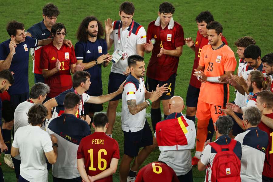 Los jugadores de España, tras conseguir la plata en fútbol en Tokio 2020