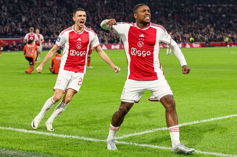 Steven Bergwijn opende tegen FC Volendam de score namens Ajax