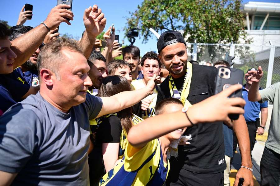 En-Nesyri hilser på Fenerbahces tilhængere