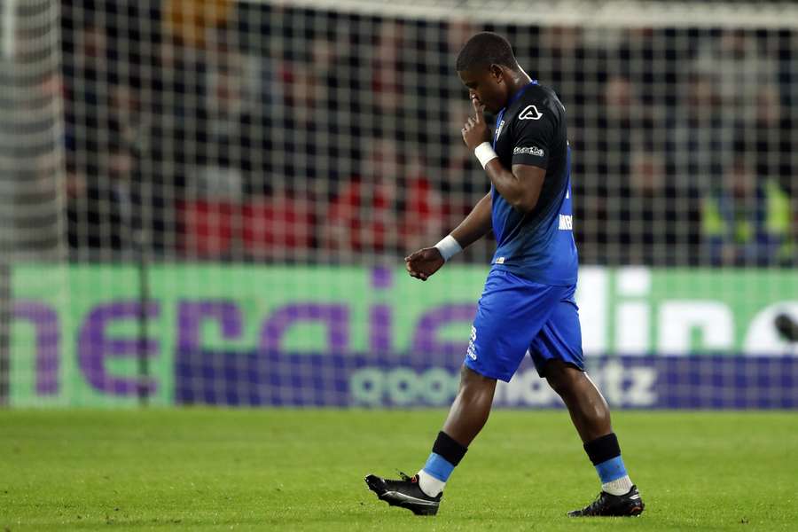 Bryan Limbombe moet het veld verlaten na de rode kaart