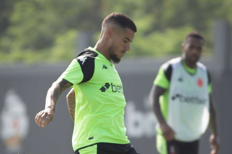 Coutinho durante treino do Vasco