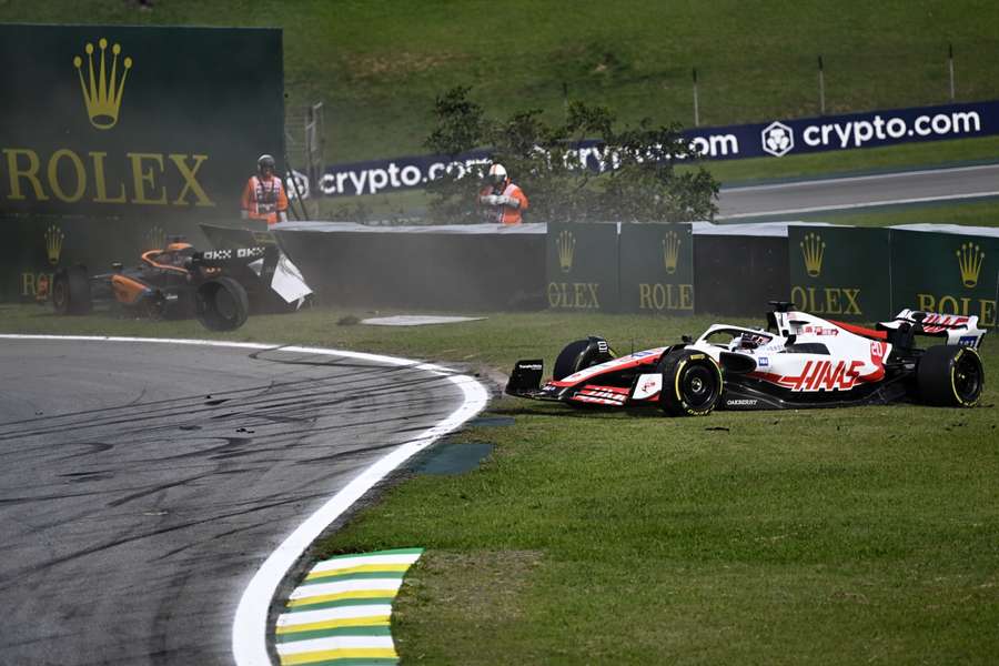 Daniel Ricciardo (links) botst met Kevin Magnussen
