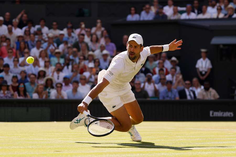 Novak Djokovic em ação antes de vencer o seu jogo da terceira ronda frente a Arthur Rinderknech