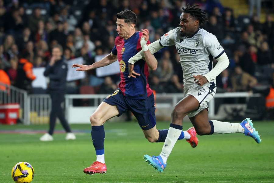 Lance del Barça-Osasuna entre Lewandowski y Boyomo Lance del Barça-Osasuna entre Lewandowski y Boyomo