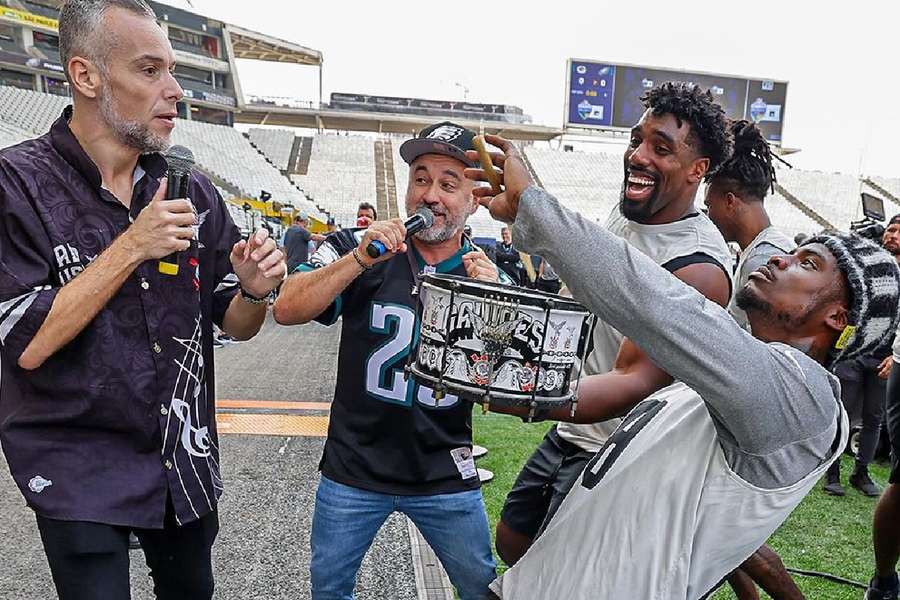 Jogadores do Eagles caem no samba após treino na Arena Corinthians