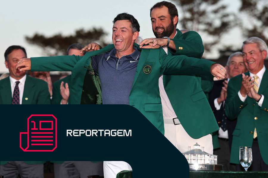 Rory McIlroy recebe o casaco verde de Scottie Scheffler após a ronda final do Masters de 2025