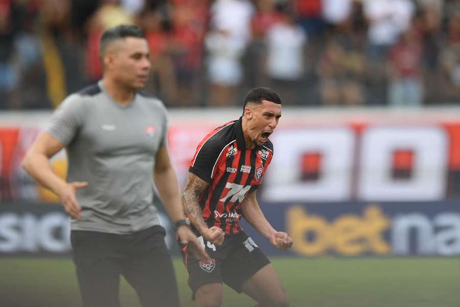Baralhas fez o gol salvador do Vitória