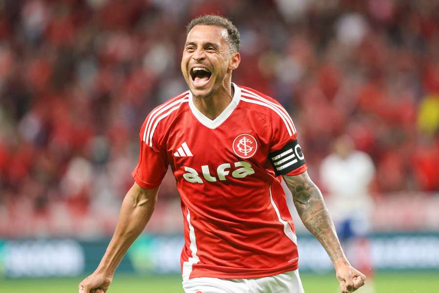 Alan Patrick deve ficar mais dois anos no Inter Alan Patrick deve ficar mais dois anos no Inter