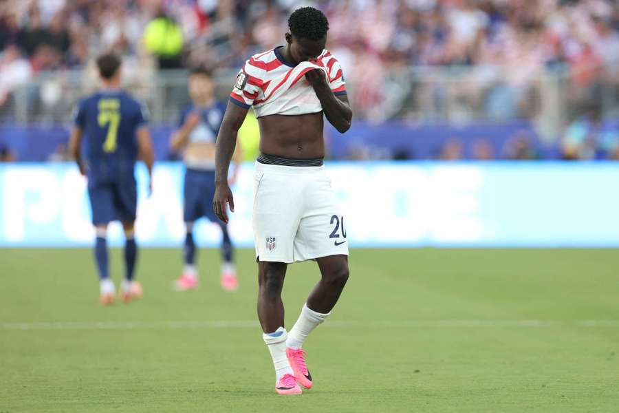 Folarin Balogun esce dal campo dopo l'espulsione Folarin Balogun esce dal campo dopo l'espulsione