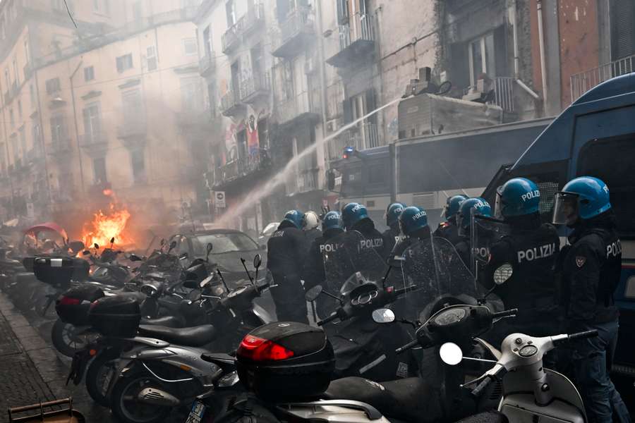 A cidade de Nápoles foi invadida pelo caos antes do jogo da Liga Europa