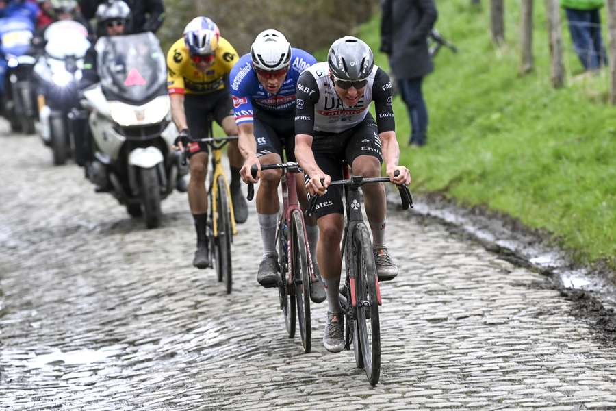 Tadej Pogacar, Mathieu van der Poel en Wout van Aert op de kasseien in de E3 Saxo Bank Classic van vorige week