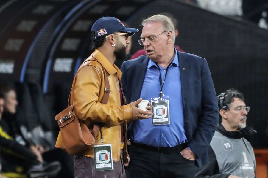 Memphis (esq.) e Stabile conversam na Neo Química Arena
