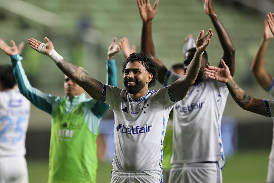 Gabigol comemora com os adeptos do Cruzeiro