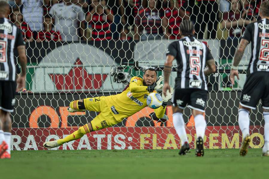 Éverson defendeu pênalti cobrado por David Luiz