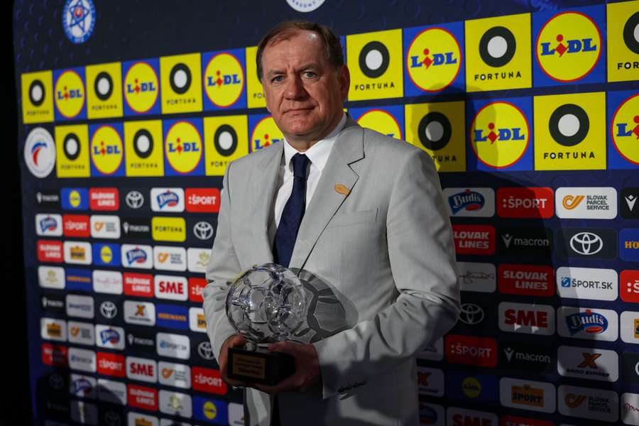 Weiss na odovzdávaní cien.