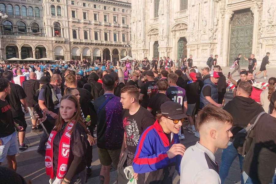 Fanoušci Slavie u katedrály Narození Panny Marie v Miláně, kde se někteří z nich dostali do střetu s italskou policií.